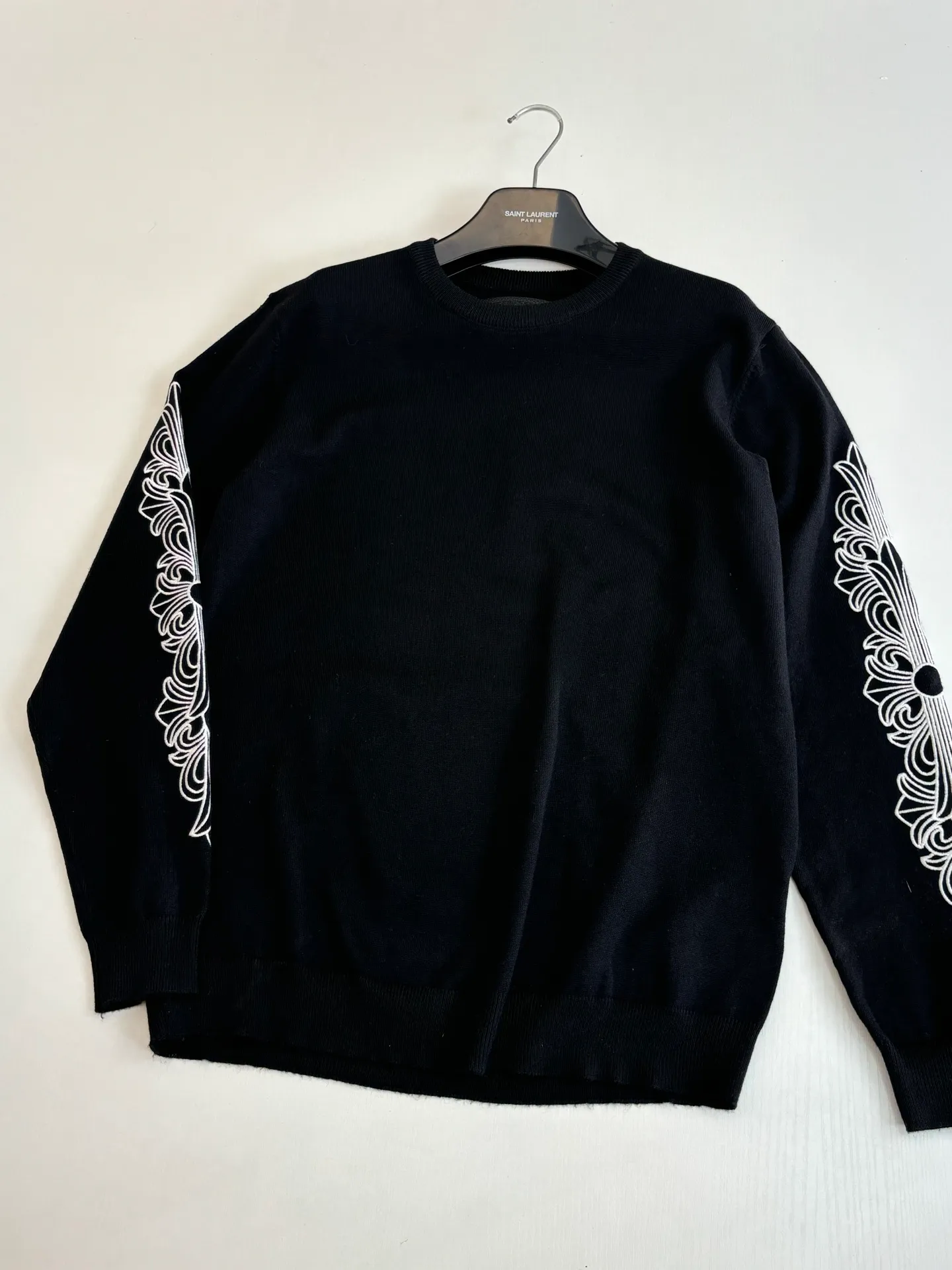 P450 Chrome Herat*/Chrome Heart FW25 cross-stitch scroll embroidered wool knitted sweater. High-quality wool and cashmere raw materials are selected and blended according to a certain proportion. Imported Behringer multi-head embroidery machine is used: it can embroider multiple identical or different patterns at the same time with high density and neat edges to ensure the accuracy and consistency of the embroidery patterns and avoid pattern dislocation or deformation.  Size：S/M/L/XL